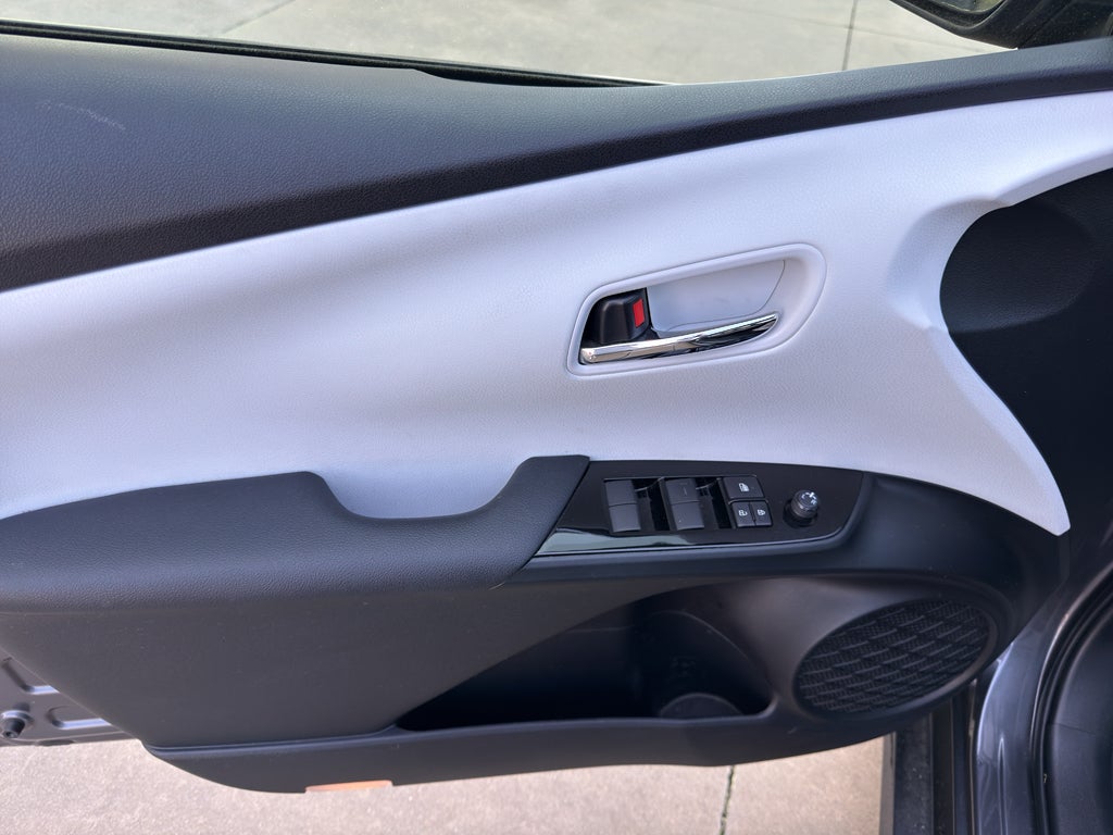 2022 Toyota Prius LE