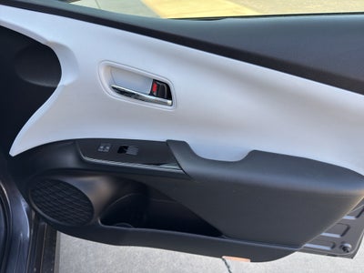 2022 Toyota Prius LE